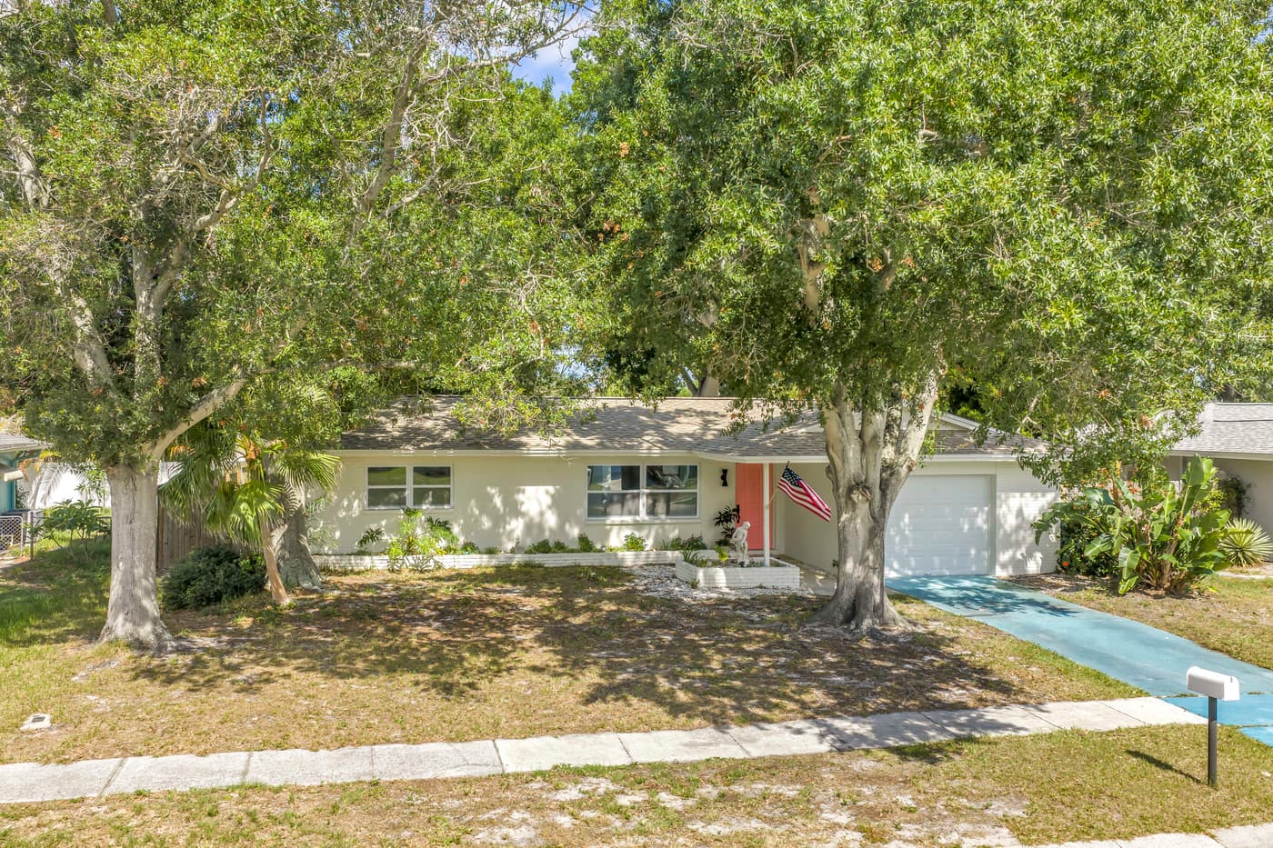 11478 Imperial Grove Dr E, Largo - single-story home shaded by mature oaks